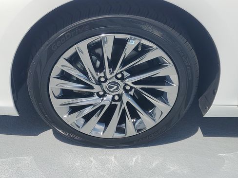 Certified 2024 Lexus ES 350 w/ Technology Package FWD image 4