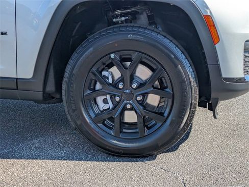 New 2025 Jeep Grand Cherokee L Altitude image 11