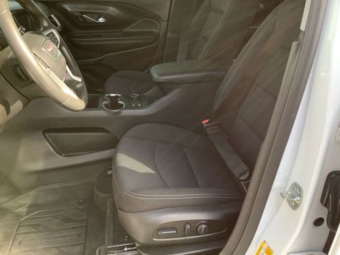 Used 2024 GMC Terrain SLE w/ Driver Convenience Package image 8