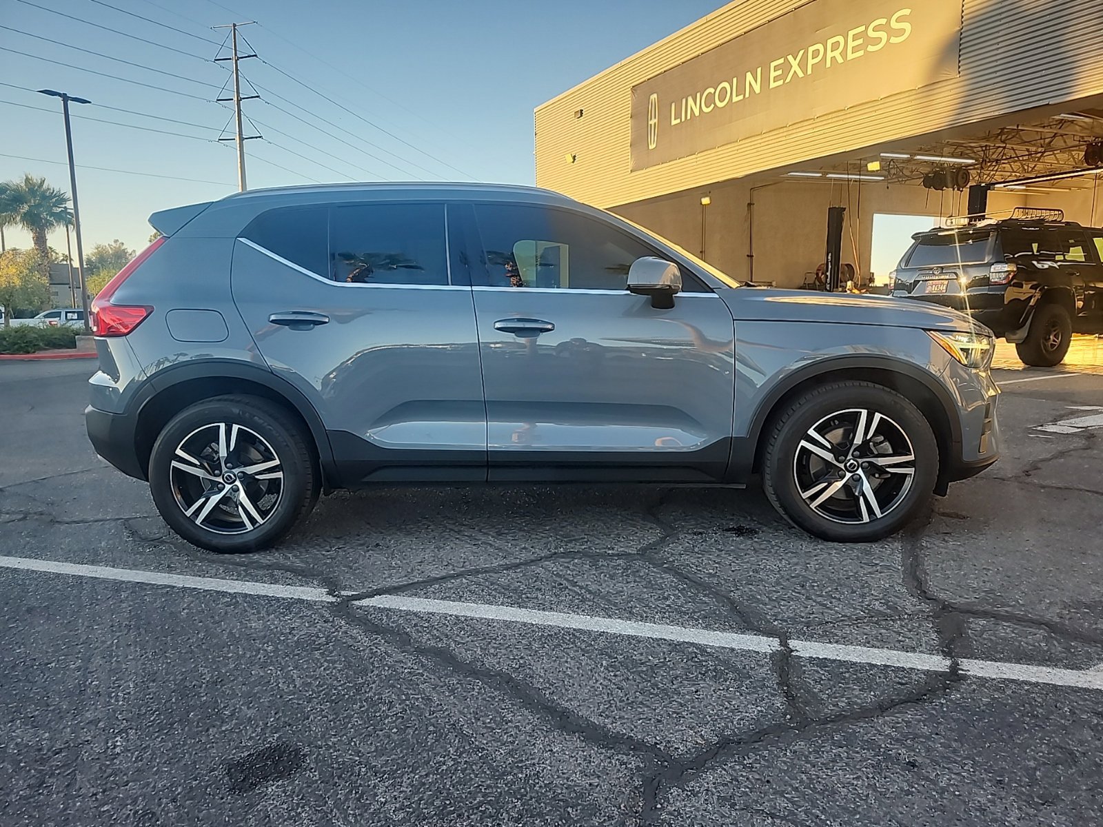 Used 2023 Volvo XC40 B5 Plus AWD/4WD image 7