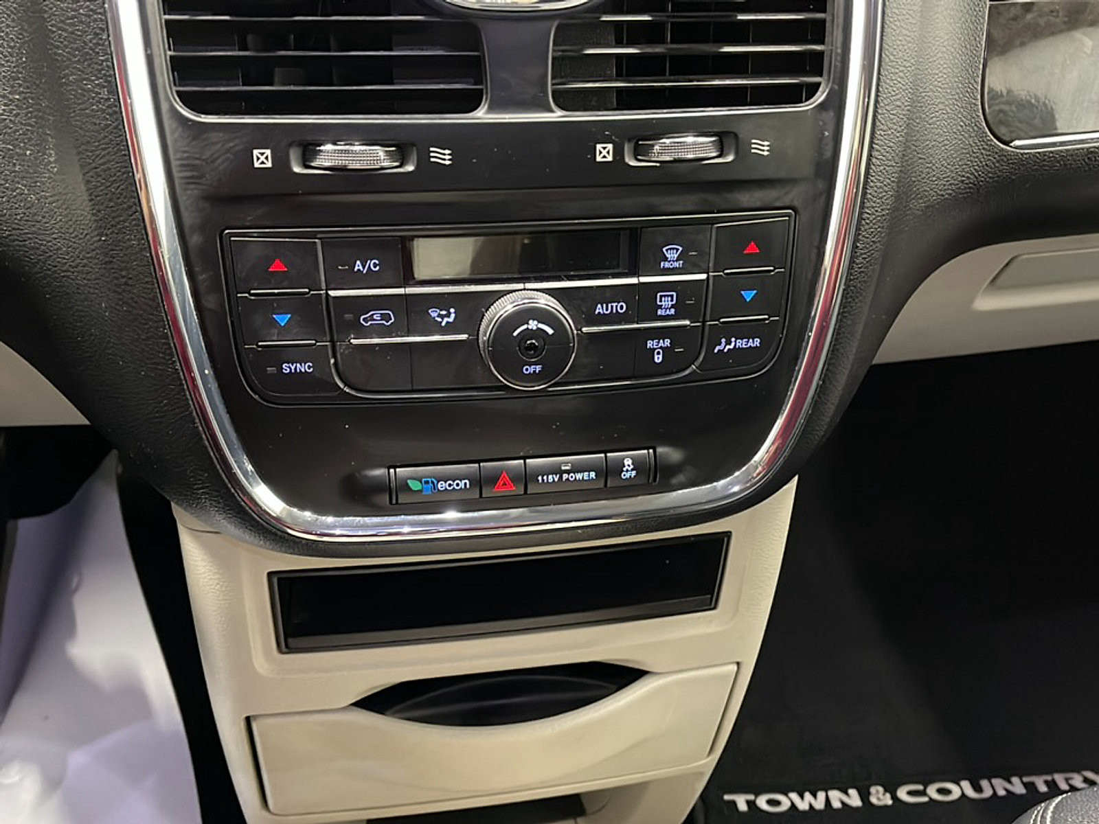 Used 2015 Chrysler Town & Country Touring FWD image 10