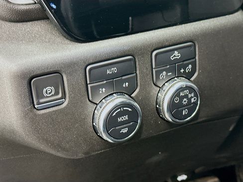Used 2024 GMC Sierra 1500 Elevation image 17