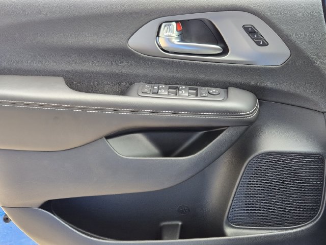 New 2027 Chrysler Pacifica Select FWD image 18