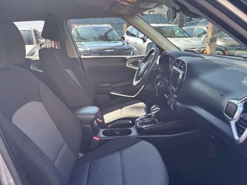 Used 2025 Kia Soul LX w/ LX Technology Package FWD image 34