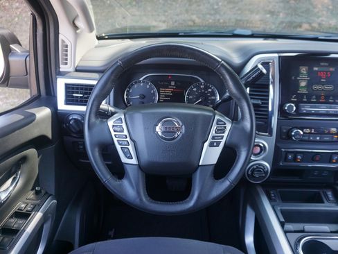 Used 2020 Nissan Titan SV w/ SV Convenience Package image 23