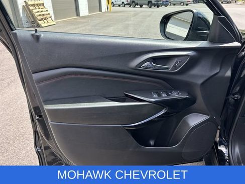 Used 2025 Chevrolet Trax RS w/ Sunroof Package FWD image 22