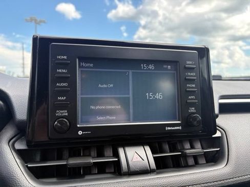 Used 2020 Toyota RAV4 LE FWD image 16