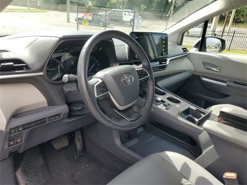 Used 2024 Toyota Sienna XLE image 12