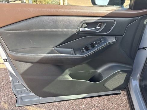 Used 2023 Nissan Rogue SV w/ SV Premium B Package image 19