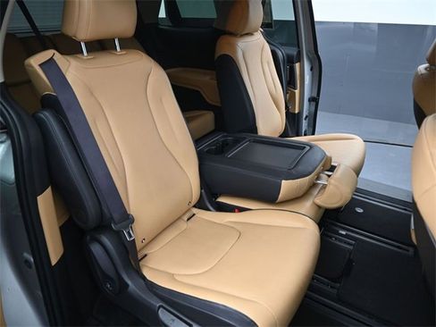 Used 2023 Kia Carnival LX image 24