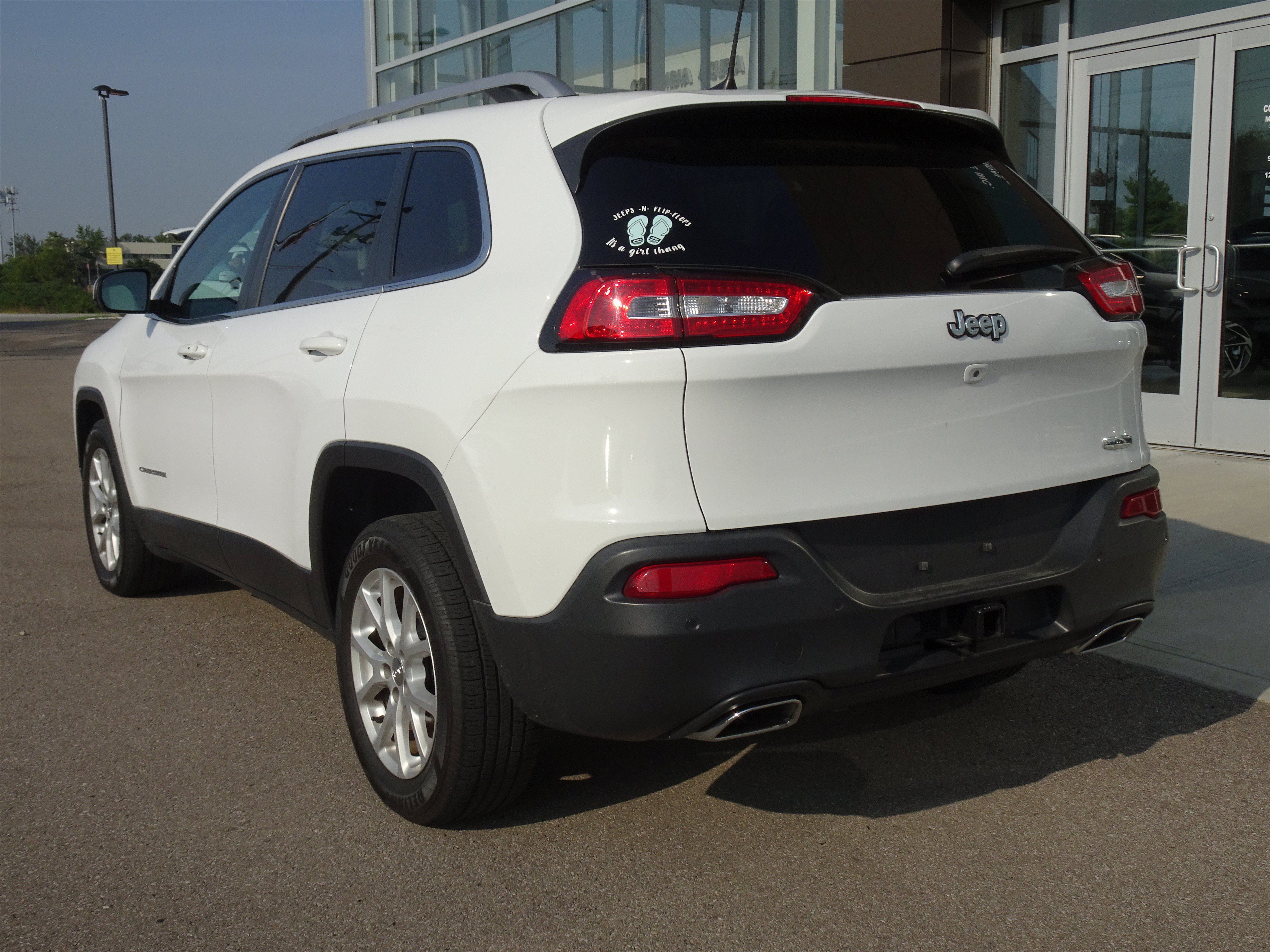Used 2018 Jeep Cherokee Latitude Plus w/ Comfort/Convenience Group FWD image 3