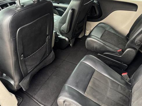 Used 2019 Dodge Grand Caravan SXT image 12