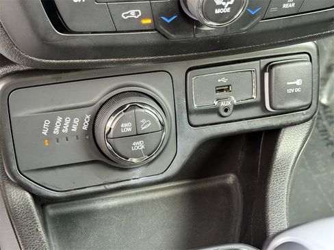 Used 2023 Jeep Renegade Trailhawk image 34