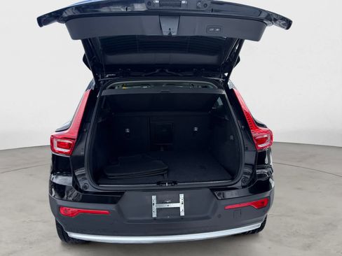 Used 2025 Volvo XC40 B5 Plus image 18