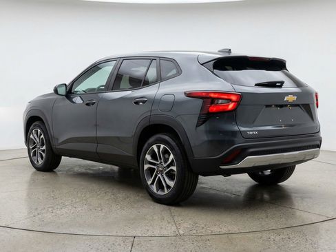 Used 2025 Chevrolet Trax LT FWD image 6