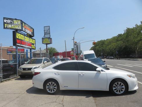 Used 2015 Lexus ES 300h w/ Premium Package w/Bamboo Trim FWD image 9