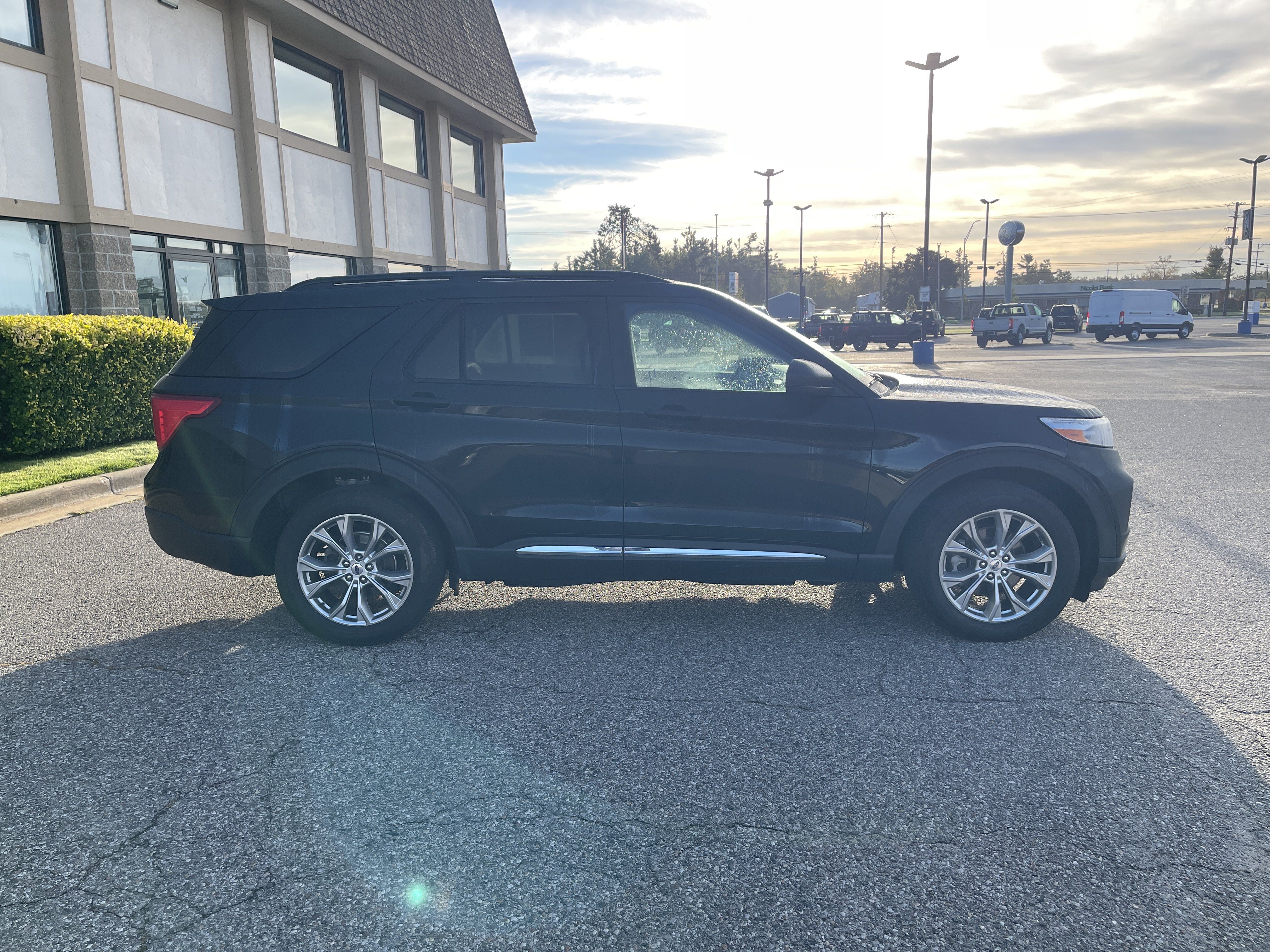 Used 2023 Ford Explorer XLT w/ Equipment Group 202A AWD/4WD image 3