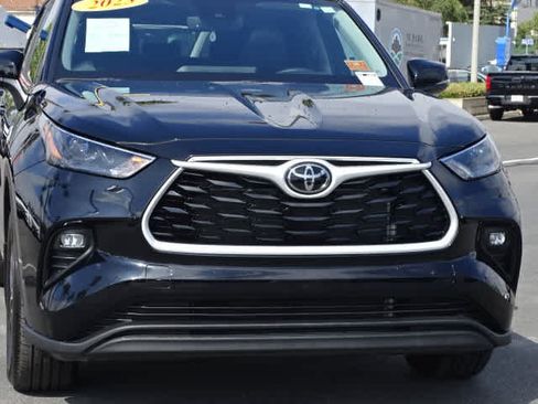 Used 2025 Toyota Highlander XLE FWD image 4
