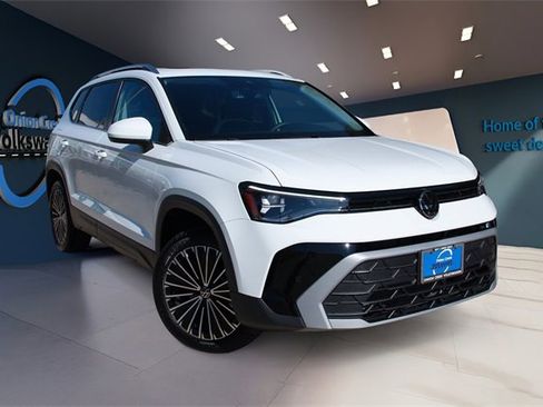 Certified 2025 Volkswagen Taos SE image 1