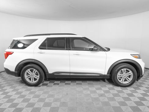 Used 2022 Ford Explorer XLT w/ Equipment Group 202A image 4
