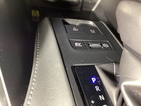 Certified 2023 Toyota Venza LE image 18