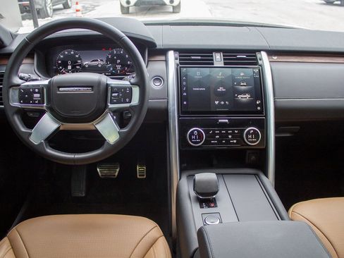 Used 2024 Land Rover Discovery Dynamic SE image 13