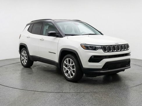 Used 2025 Jeep Compass Limited image 1