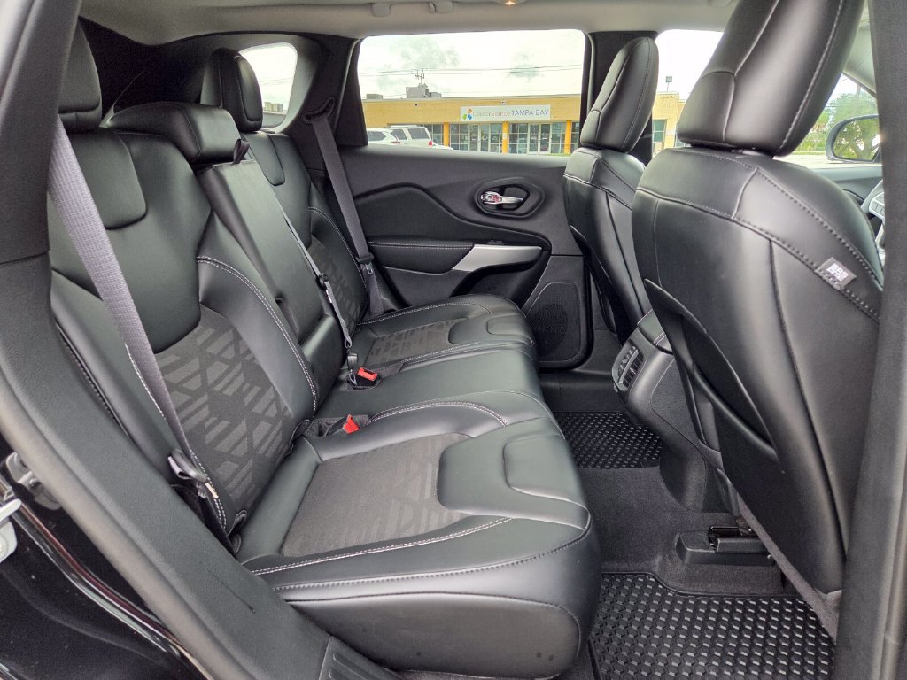 Certified 2022 Jeep Cherokee Latitude w/ Sun & Sound Group AWD/4WD image 17