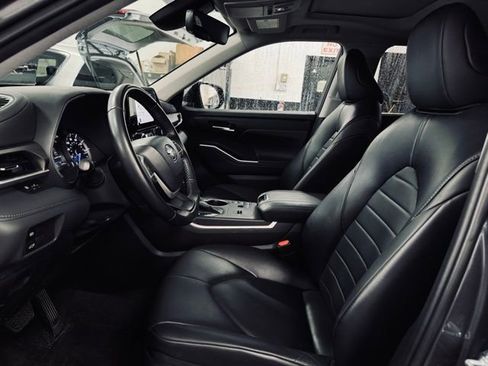 Used 2023 Toyota Highlander XLE image 17