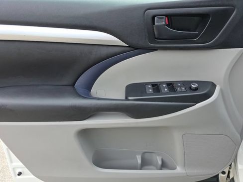 Used 2017 Toyota Highlander Plus FWD image 27