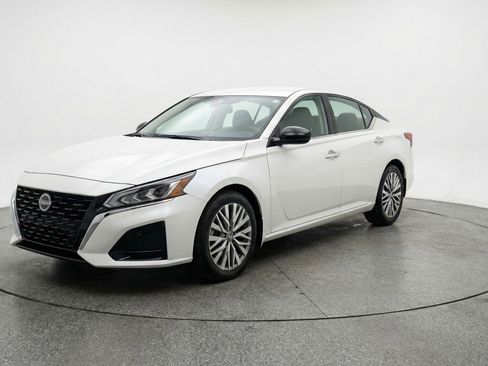 Used 2025 Nissan Altima 2.5 SV image 3