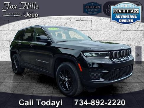 Used 2023 Jeep Grand Cherokee Laredo w/ Luxury Tech Group I AWD/4WD image 1