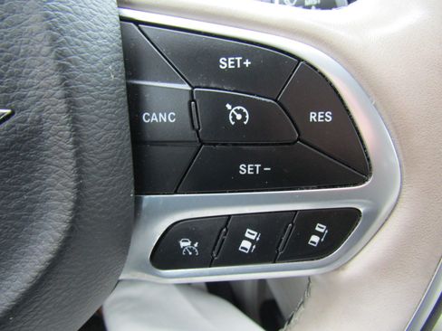 Used 2021 Chrysler Pacifica Limited w/ Uconnect Theater Family Group image 29