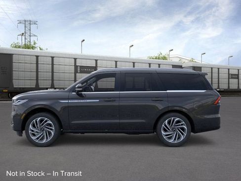 New 2026 Lincoln Navigator Reserve image 3