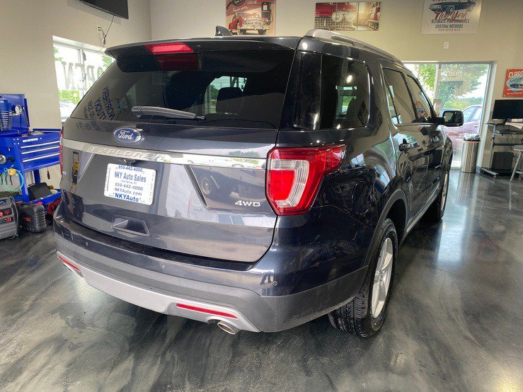 Used 2017 Ford Explorer XLT w/ Equipment Group 202A AWD/4WD image 7