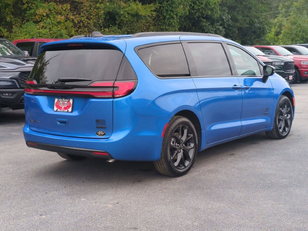 New 2027 Chrysler Pacifica Select FWD image 4