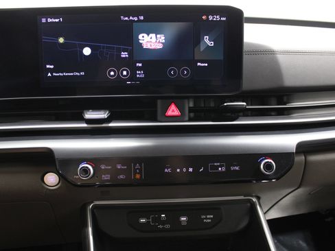 Used 2025 Kia Carnival FWD image 33