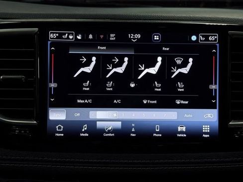 Certified 2025 Chrysler Pacifica Limited FWD image 45