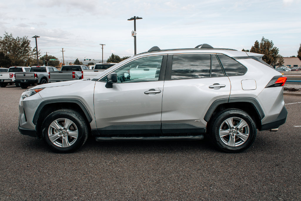 Used 2022 Toyota RAV4 LE AWD/4WD image 4