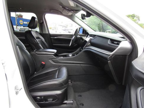 Used 2023 Jeep Grand Cherokee Limited w/ Black Appearance Package AWD/4WD image 25