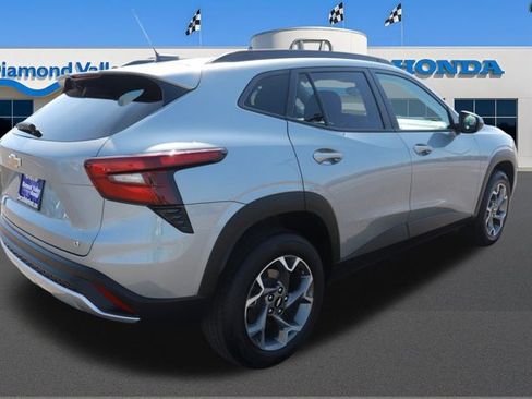 Used 2025 Chevrolet Trax LT image 6