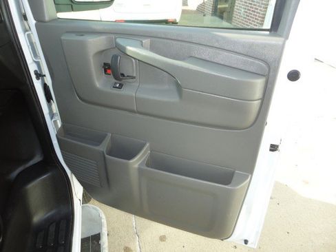 Used 2015 GMC Savana 2500 image 17