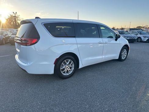 Used 2025 Chrysler Pacifica Select image 6