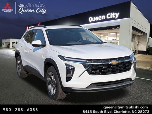 Used 2025 Chevrolet Trax LT image 1