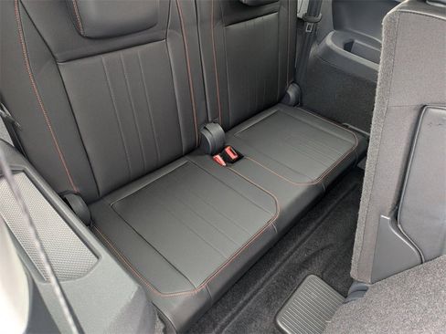 Used 2024 Volkswagen Tiguan SE image 28