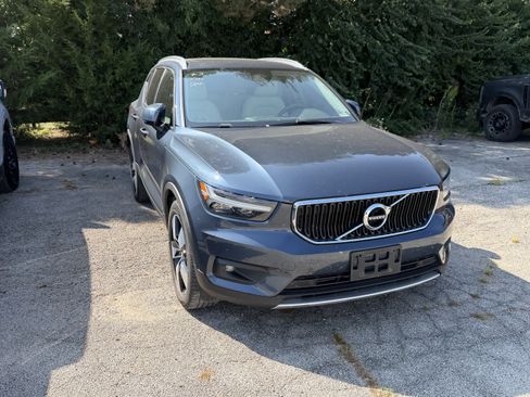 Used 2021 Volvo XC40 T5 Momentum w/ Premium Package AWD/4WD image 2