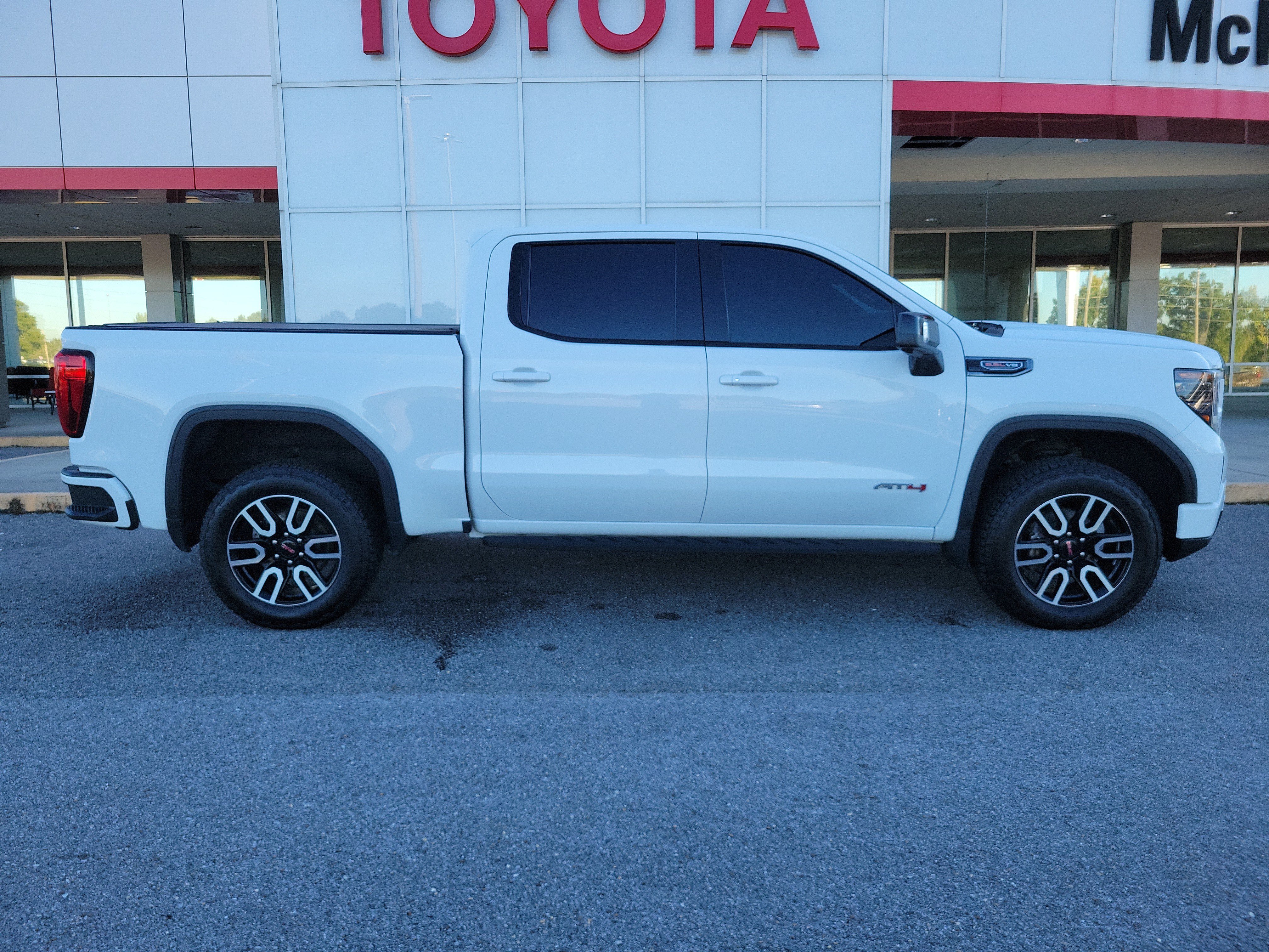 Used 2023 GMC Sierra 1500 AT4 w/ AT4 Premium Package AWD/4WD image 4