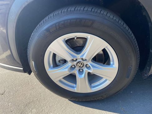 Used 2025 Toyota Highlander LE image 33