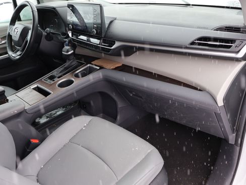 Used 2024 Toyota Sienna XLE image 10