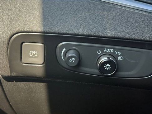 Used 2018 Buick Enclave Essence FWD image 12